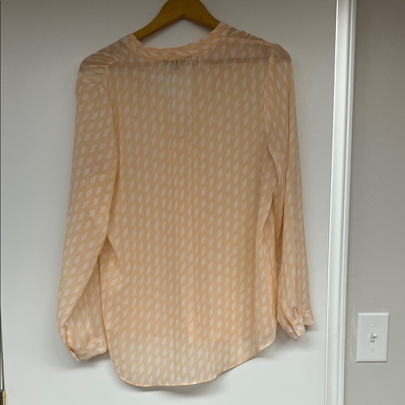Banana Republic Peach Diamond-Print V-Neck Button Blouse - Picture 3 of 3